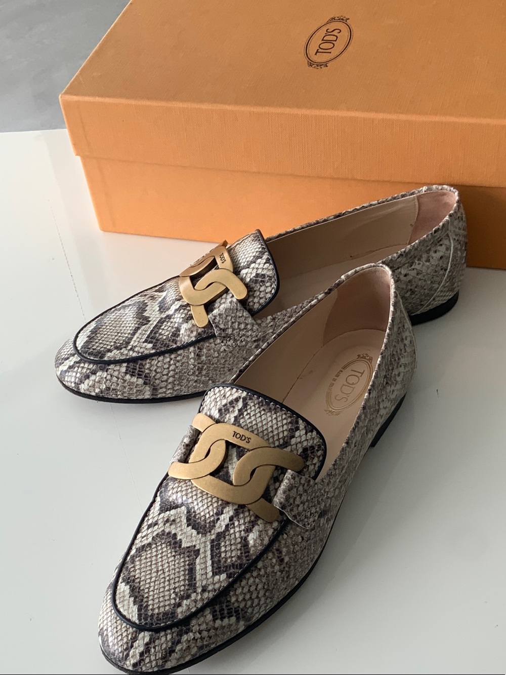 Tod's Snake-Print Leather Loafers with Gold Chain Accent - Beige/Gray